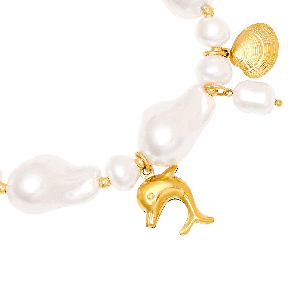 „Marilou“ – Edelstahl-Arm­kette mit Ocean-Charms & barocker Kunstperle, 20 cm