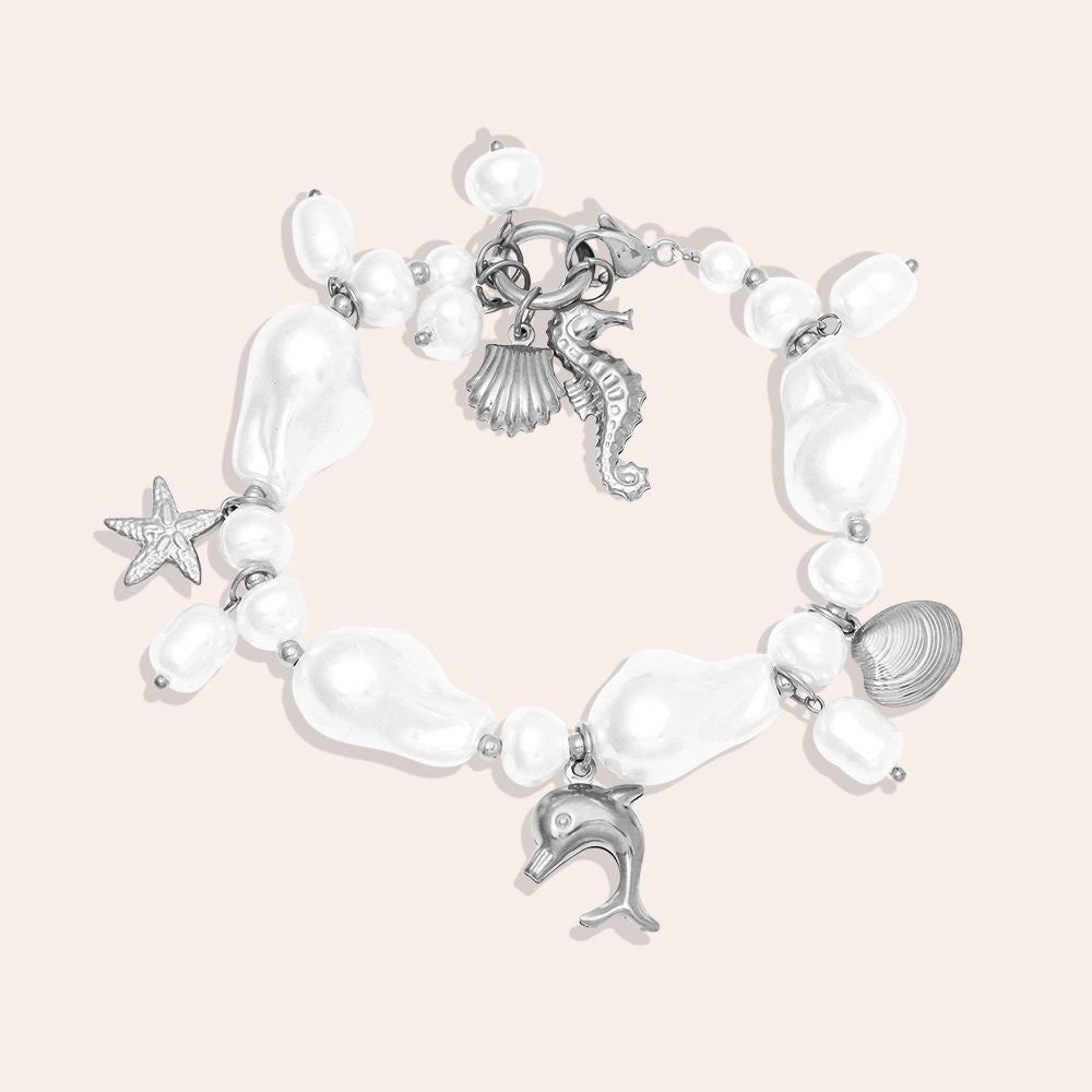 „Marilou“ – Edelstahl-Arm­kette mit Ocean-Charms & barocker Kunstperle, 20 cm