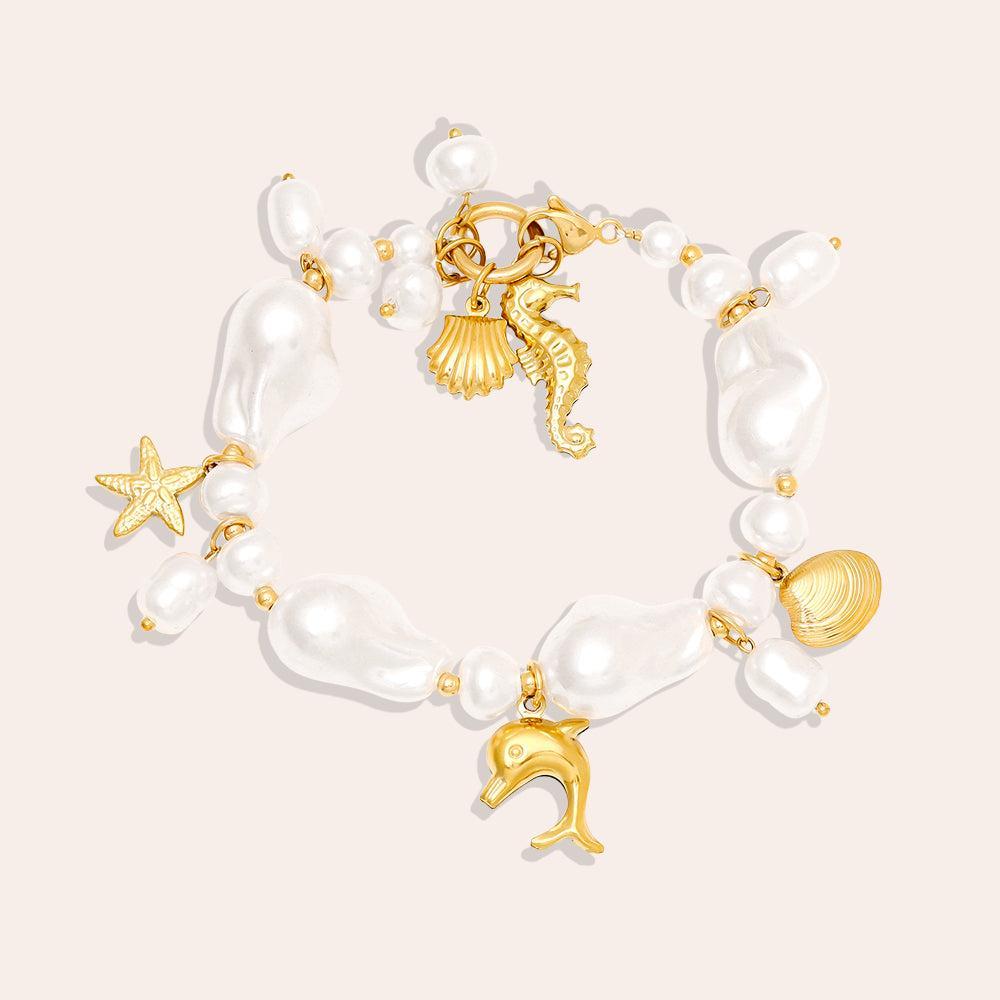 „Marilou“ – Edelstahl-Arm­kette mit Ocean-Charms & barocker Kunstperle, 20 cm-Goldharmonie