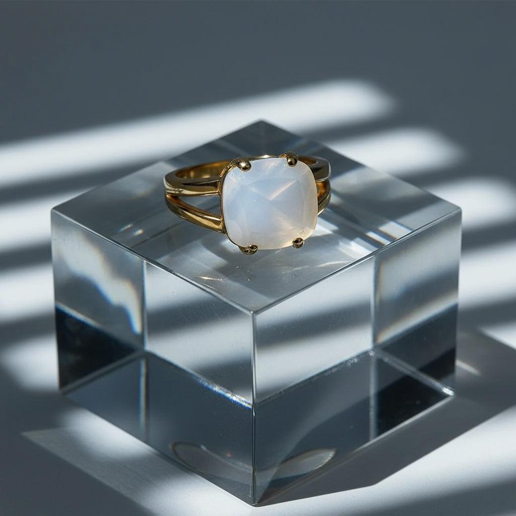 Meloria - Goldfarbener Ring mit beigem Steinbesatz