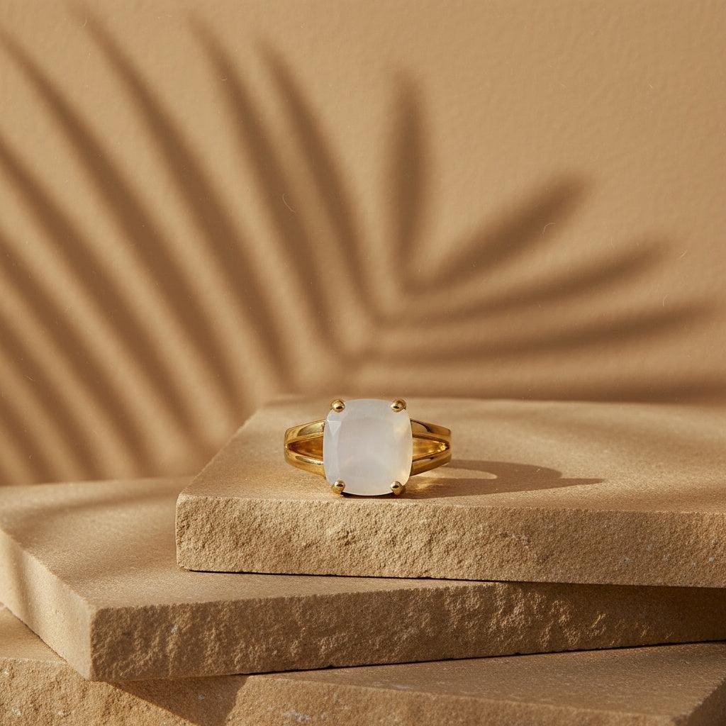Meloria - Goldfarbener Ring mit beigem Steinbesatz