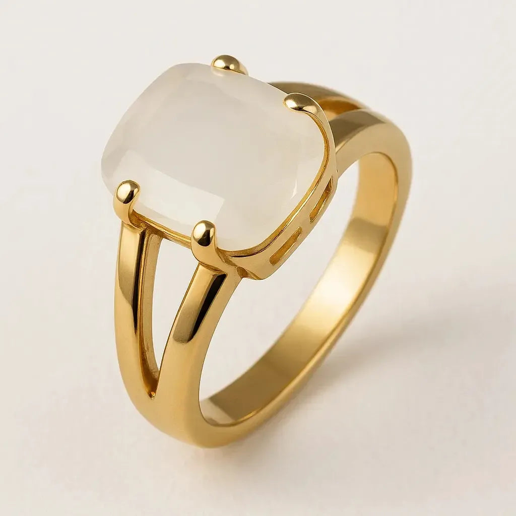 "Meloria" – Goldfarbener Ring mit beigem Steinbesatz