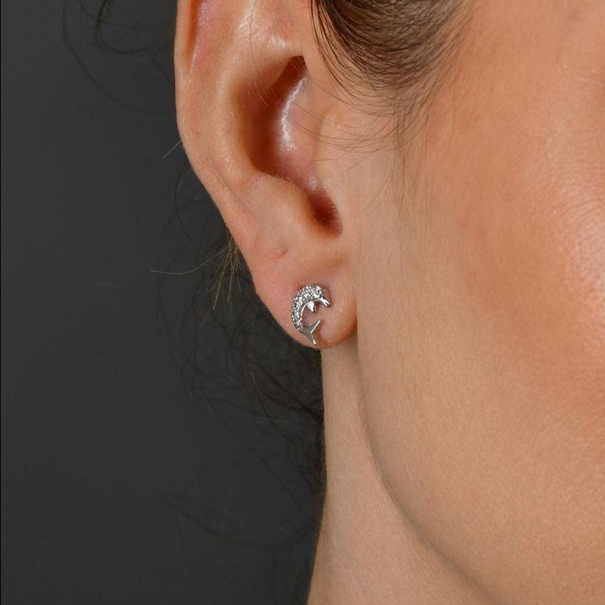 „Mirela“ – Ohrstecker aus 925er Silber mit Delfinmotiv und Zirkonia
