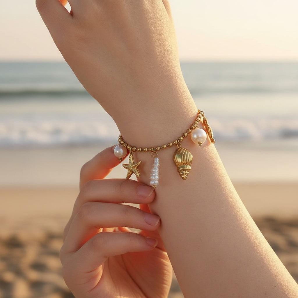 „Mireya“ – Edelstahl-Arm­kette mit Meer-Charms & Kunstperlen, 17 cm + 4 cm