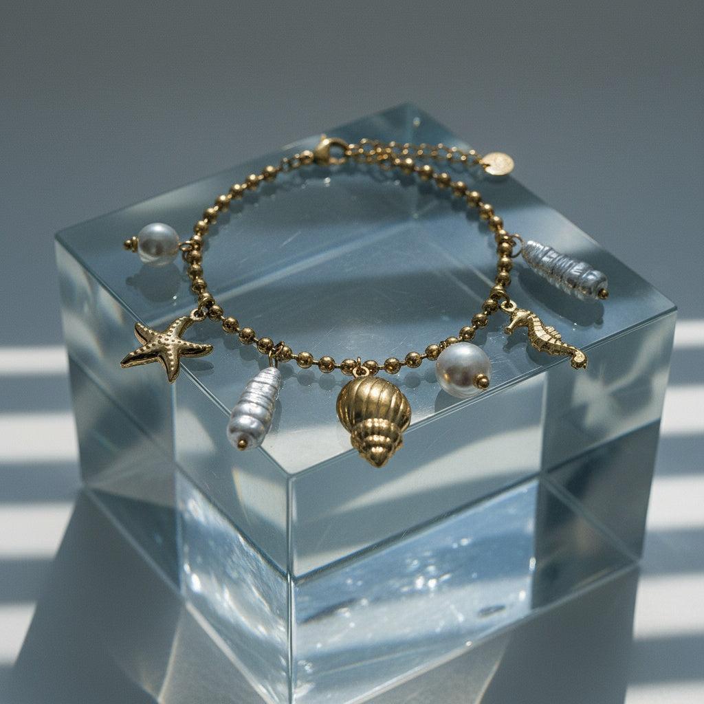 „Mireya“ – Edelstahl-Arm­kette mit Meer-Charms & Kunstperlen, 17 cm + 4 cm