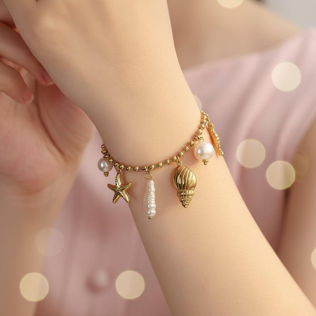 „Mireya“ – Edelstahl-Arm­kette mit Meer-Charms & Kunstperlen, 17 cm + 4 cm
