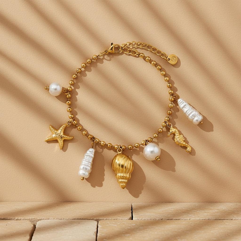„Mireya“ – Edelstahl-Arm­kette mit Meer-Charms & Kunstperlen, 17 cm + 4 cm