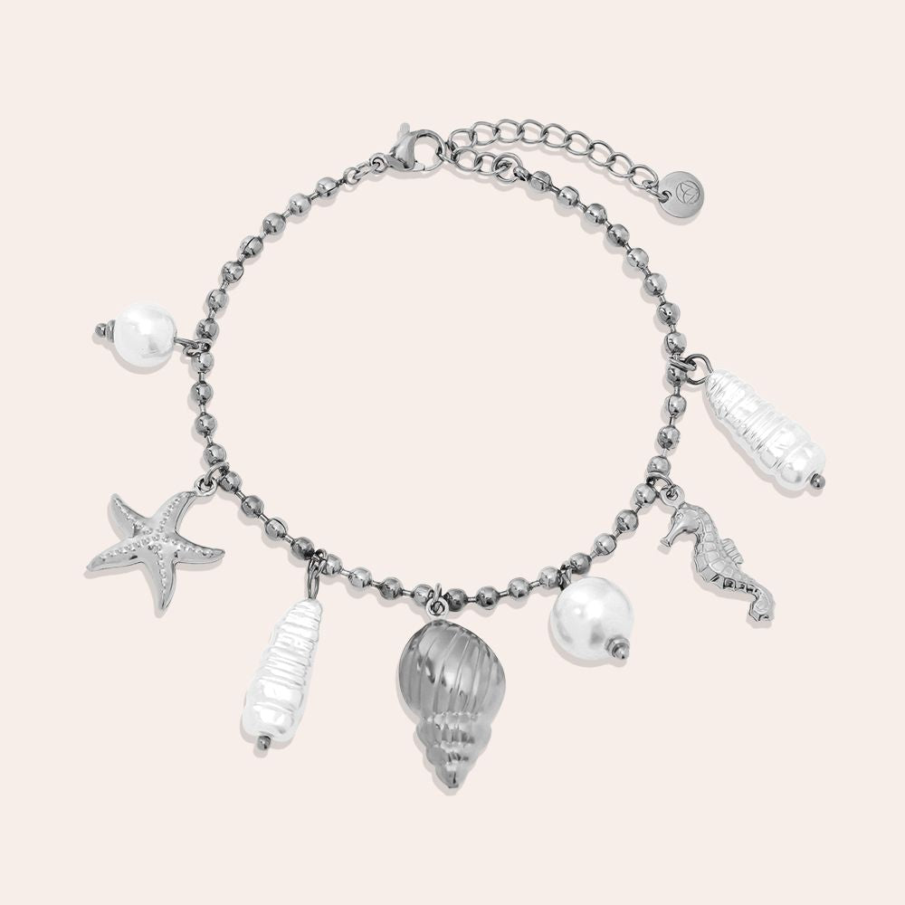 „Mireya“ – Edelstahl-Arm­kette mit Meer-Charms & Kunstperlen, 17 cm + 4 cm