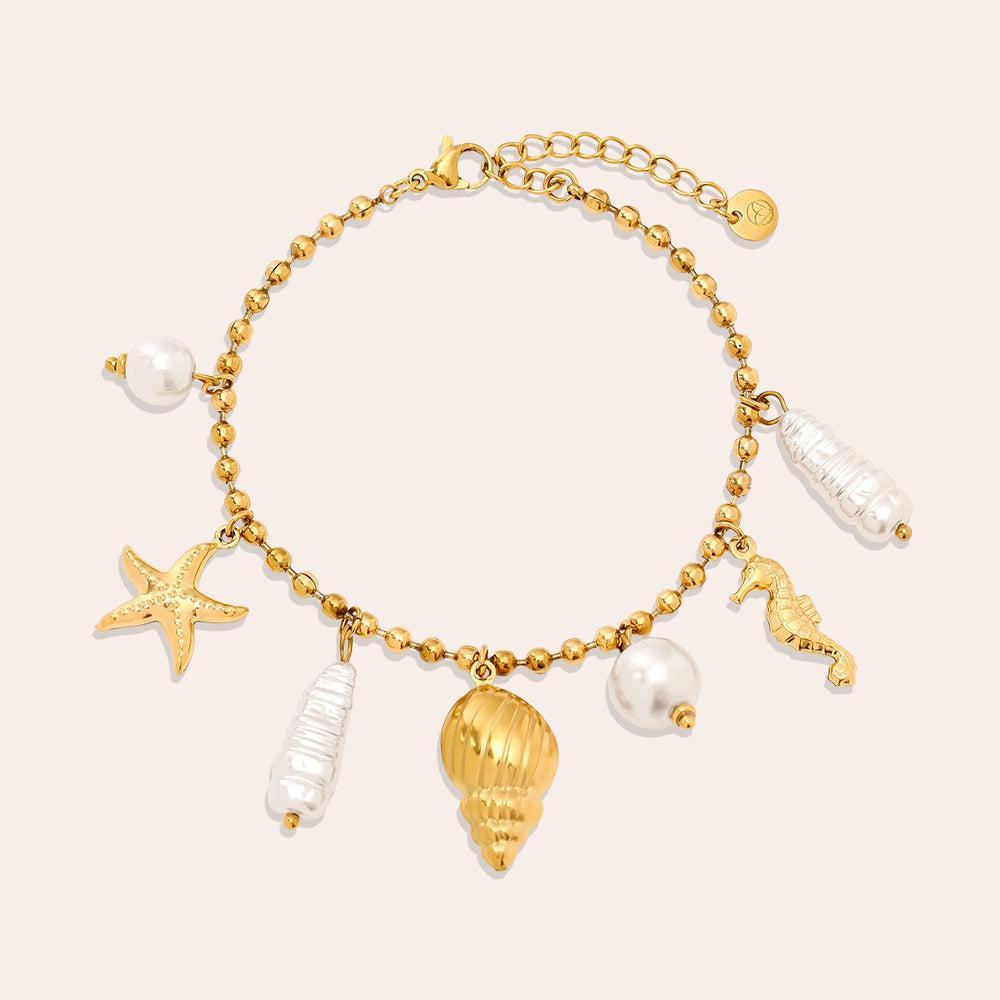„Mireya“ – Edelstahl-Arm­kette mit Meer-Charms & Kunstperlen, 17 cm + 4 cm-Goldharmonie