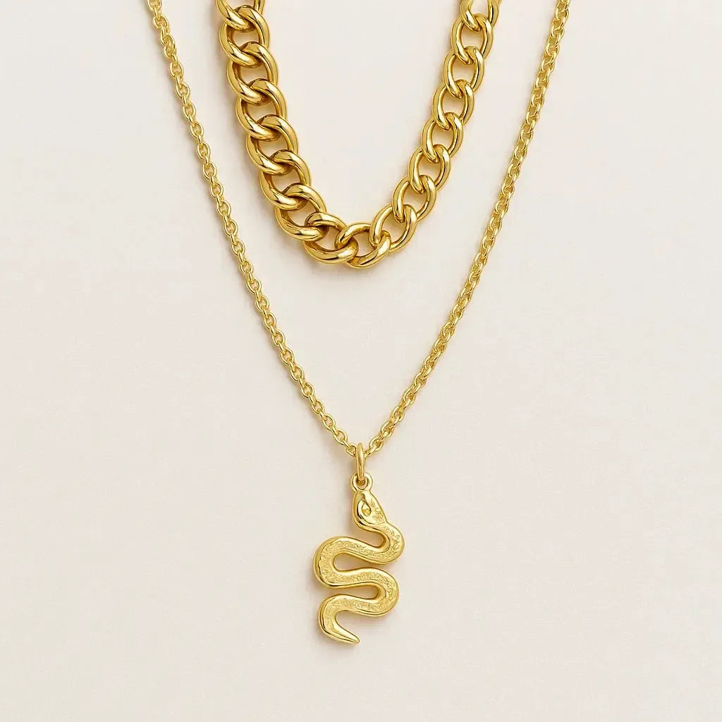 "Nayomi" – Zweiteilige goldfarbene Layering-Kette mit Schlangenanhänger-Goldharmonie