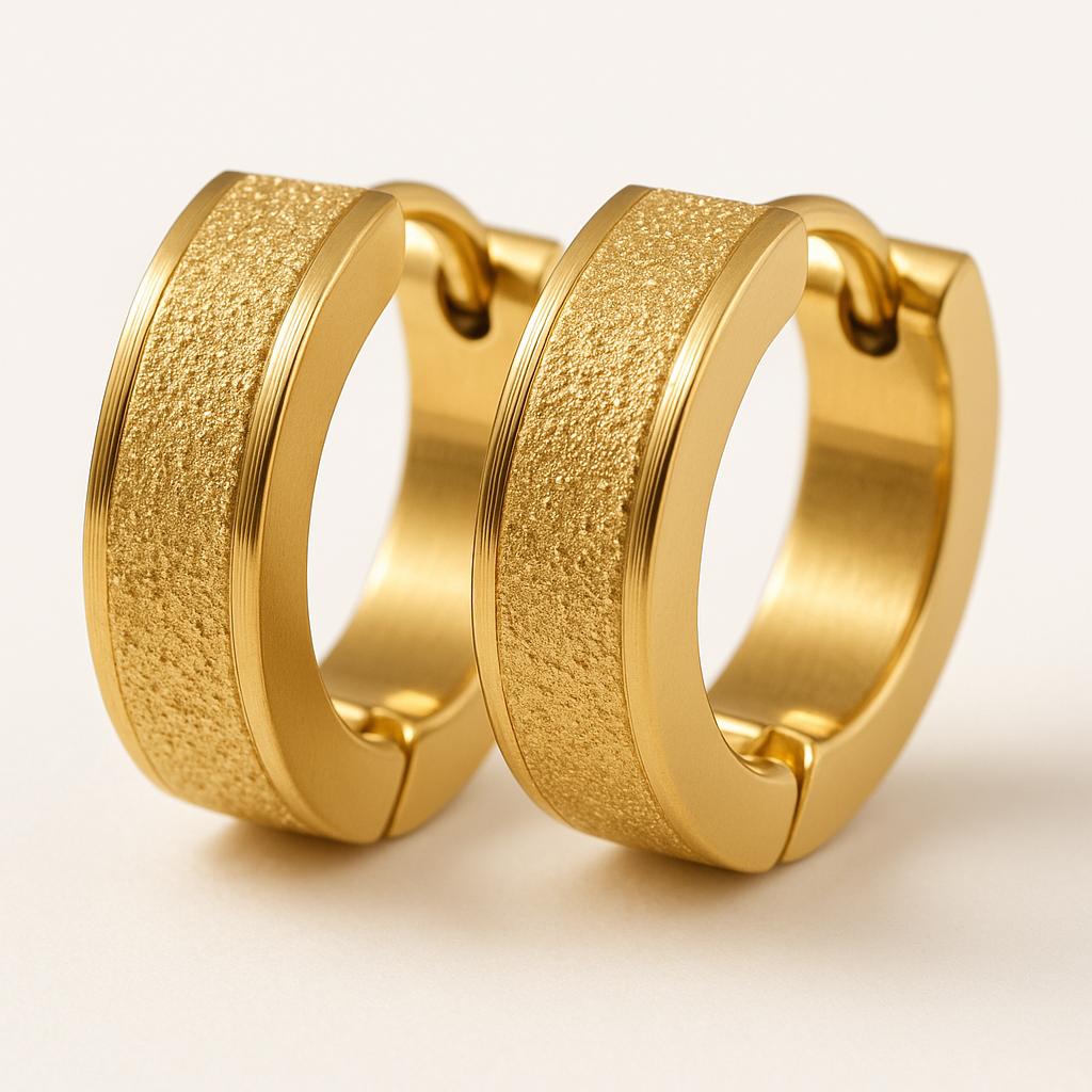 „Nirella“ – Kleine Creolen mit sandgestrahltem Glitzereffekt-Goldharmonie