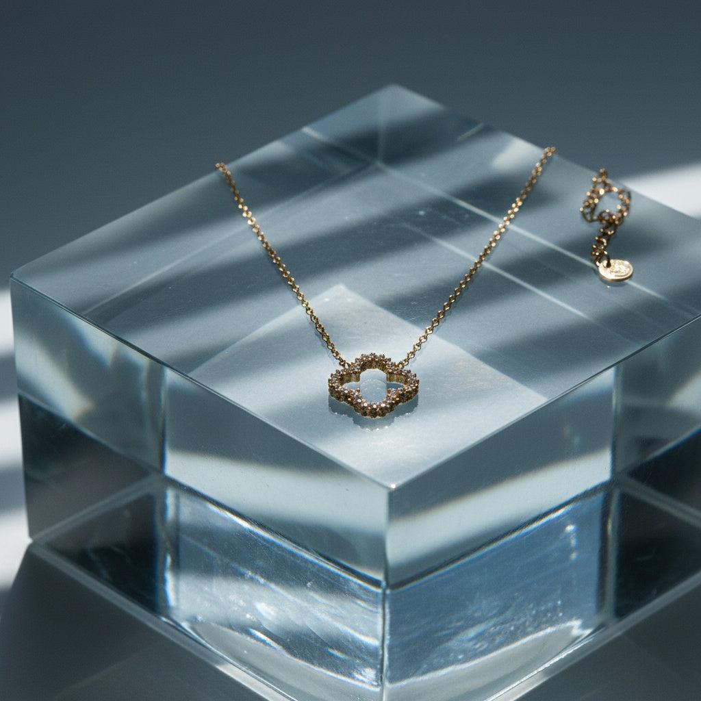 "Noavarayne" Hollow Diamond Lucky Flower Edelstahl Halskette
