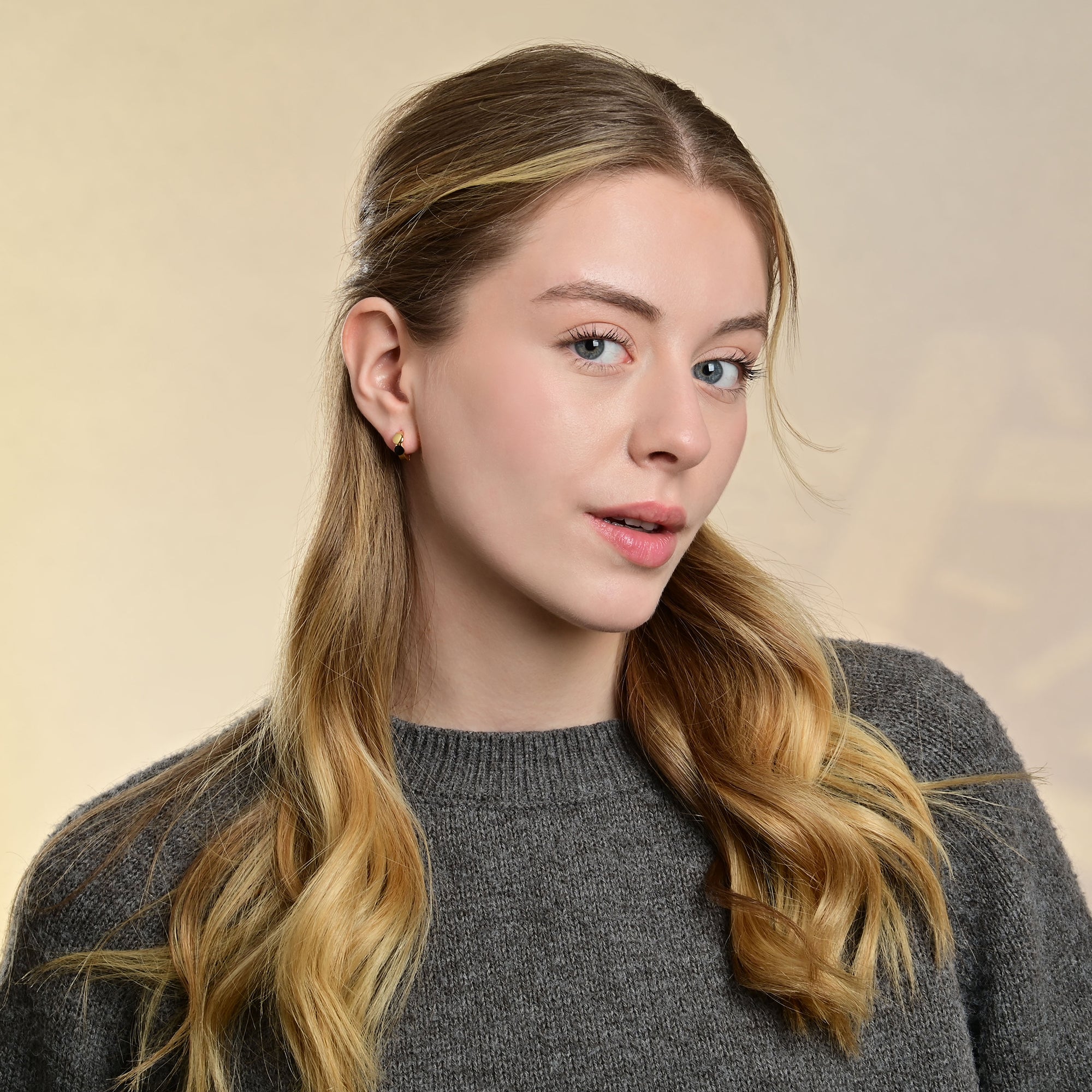 "Noraya" – Goldfarbene Creolen