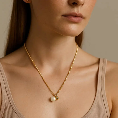"Rana" – Goldfarbene Halskette mit Süßwasserperle & Kugelanhänger (42+5 cm)