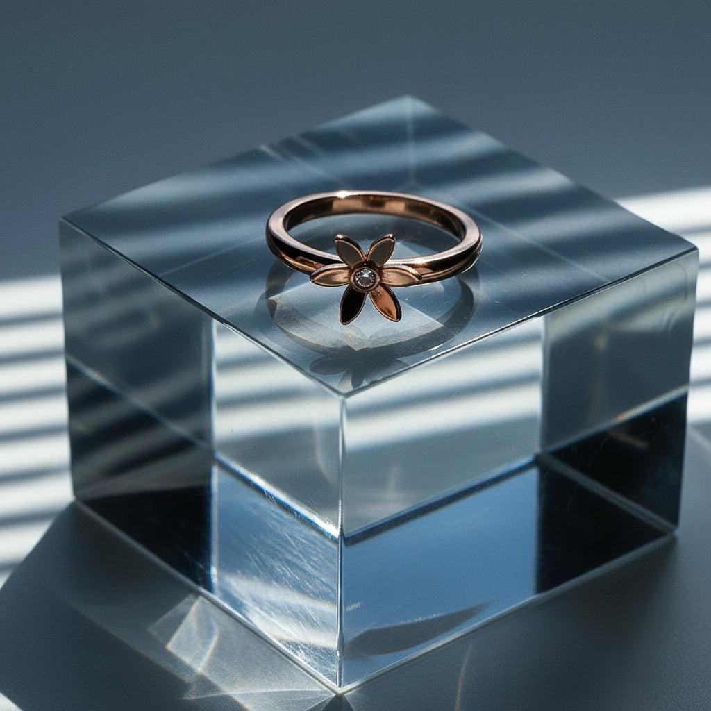 Rosmira - Roségoldfarbener Ring mit floraler Blüte & Similistein