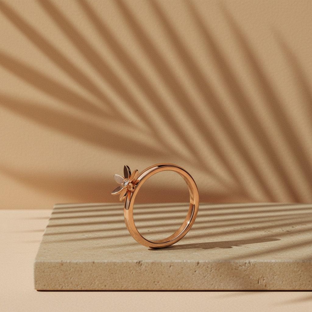 Rosmira - Roségoldfarbener Ring mit floraler Blüte & Similistein