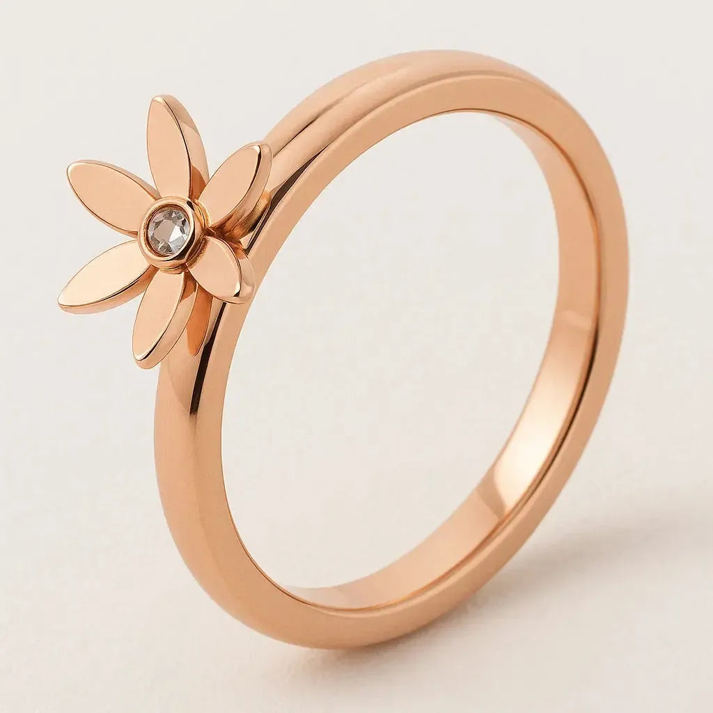 "Rosmira" – Roségoldfarbener Ring mit floraler Blüte & Similistein