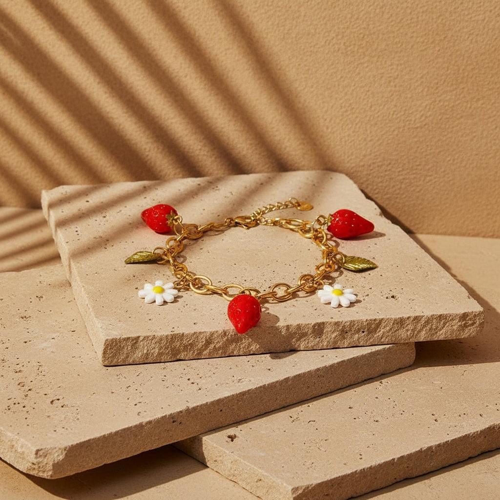 „Rubina“ – Edelstahl-Arm­kette mit Erdbeer-Charm, 17 cm + 3 cm