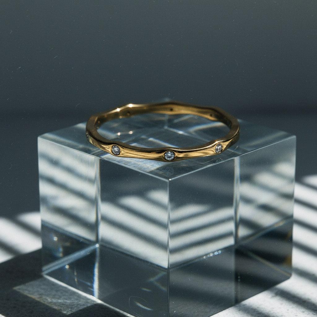 Selina - Goldfarbener Ring mit Similibesatz