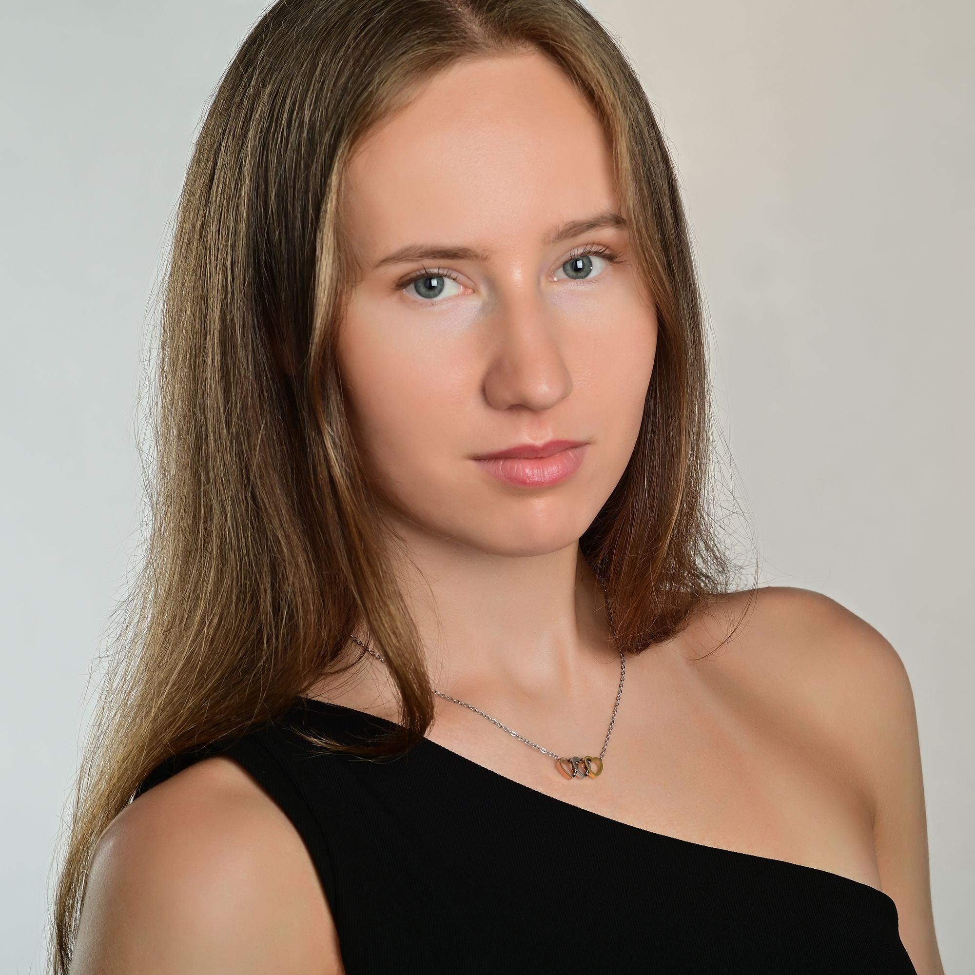 "Seraphina" – Halskette mit Herzanhängern in Tricolor