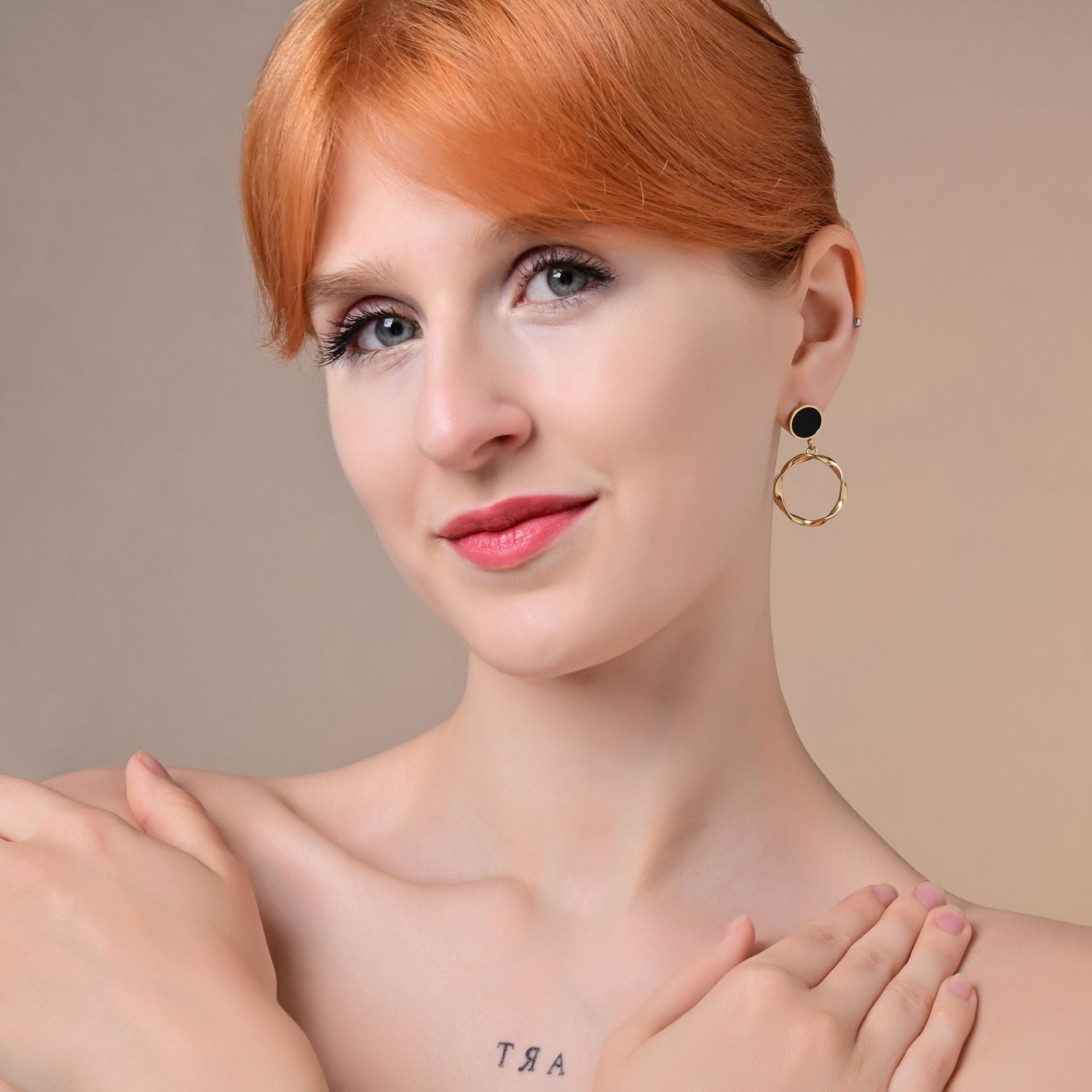 "Serina" – Goldfarbene Ohrhänger mit Emaille & beweglichem Anhänger