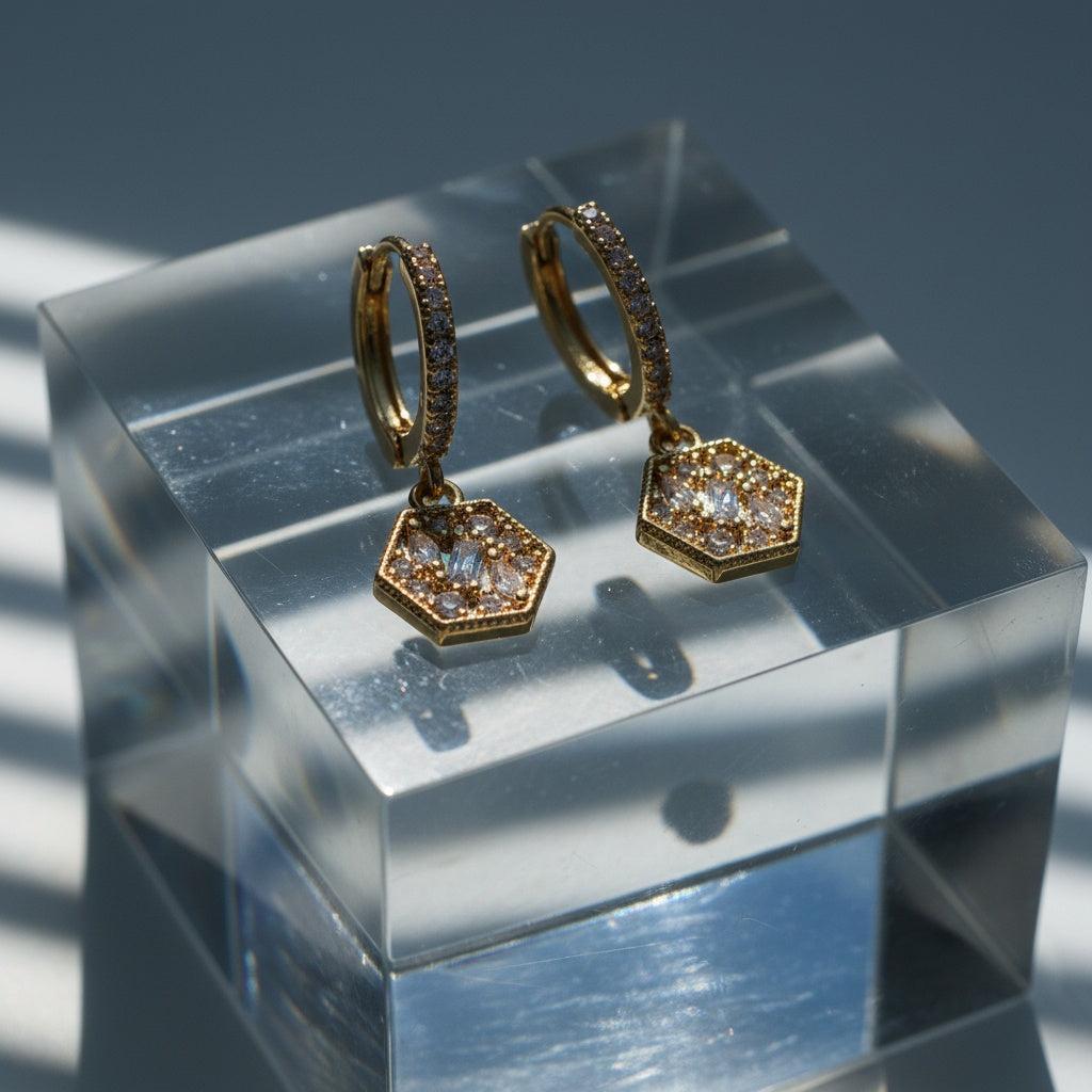„Solatara“ Sparkling Diamond Hexagon Vergoldete Ohrringe