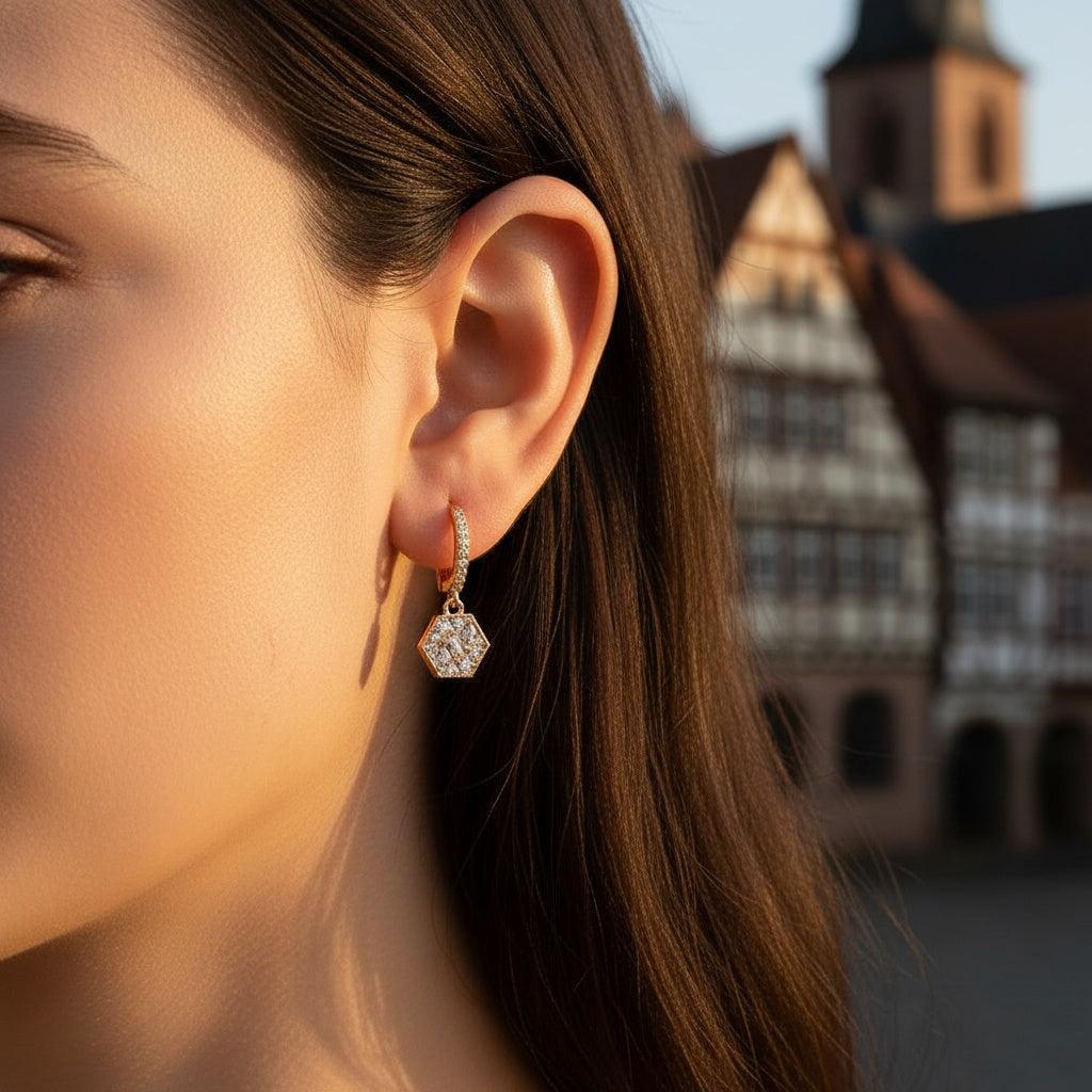 „Solatara“ Sparkling Diamond Hexagon Vergoldete Ohrringe