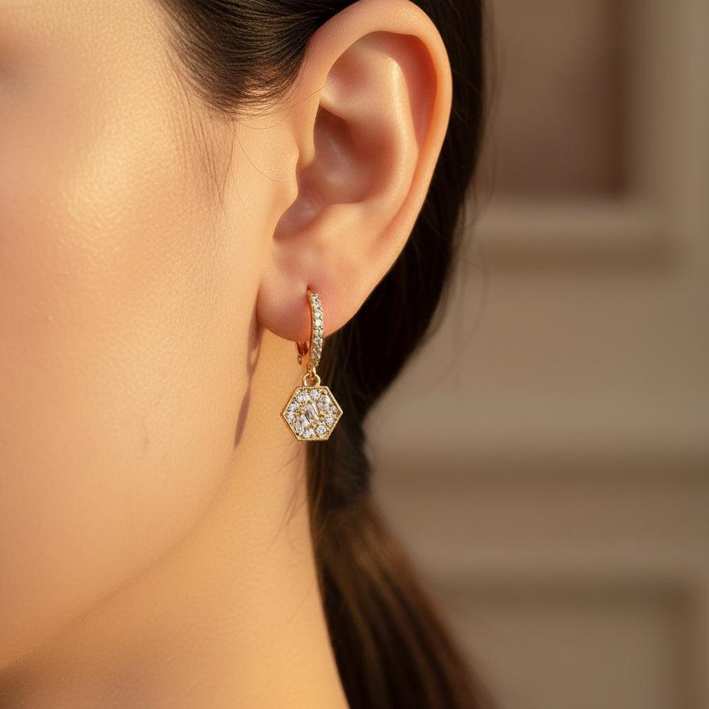 „Solatara“ Sparkling Diamond Hexagon Vergoldete Ohrringe
