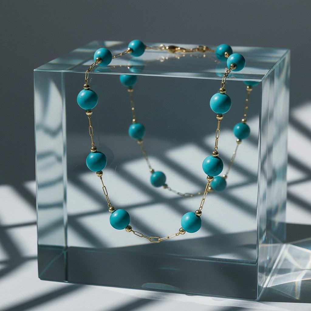 "Solenya" – Goldfarbene Halskette mit Türkis-Edelsteinen (40+5 cm)