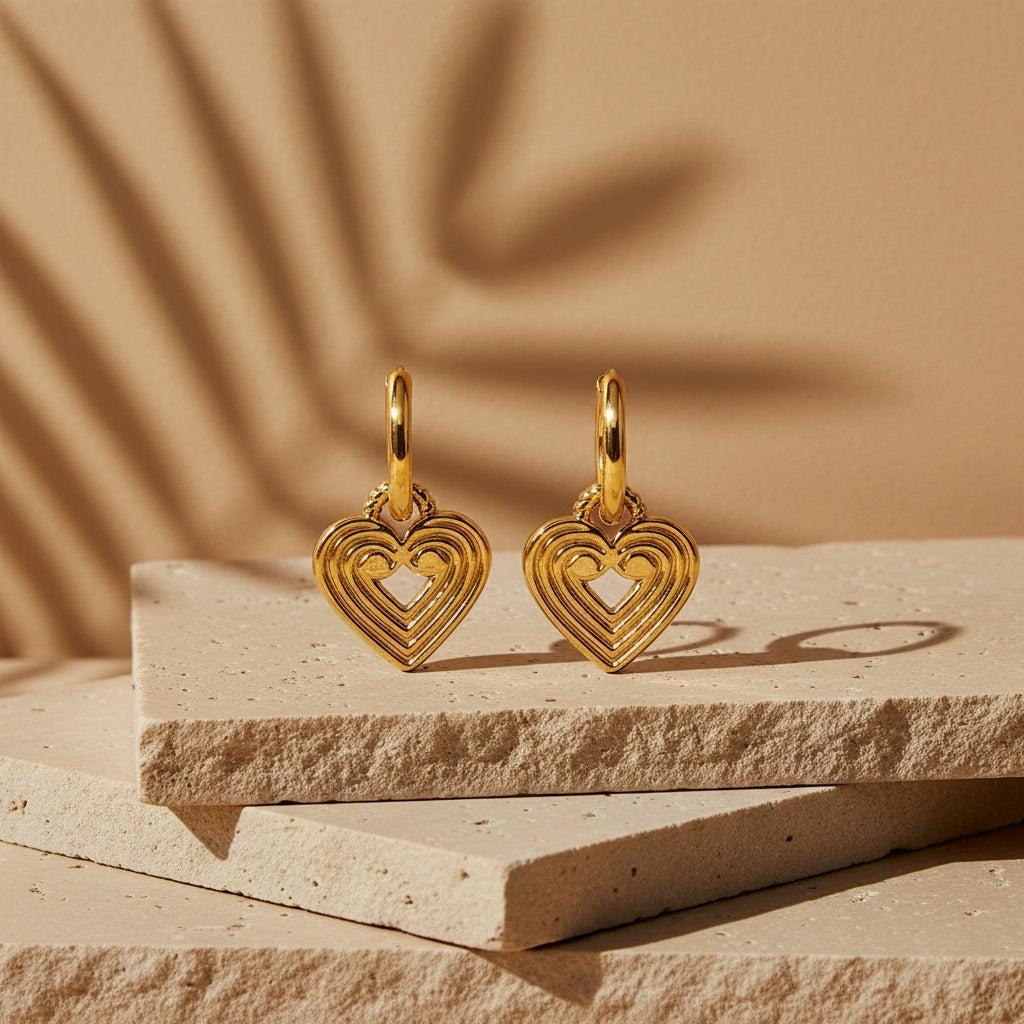 „Velasiraa“ Striped Heart Ohrringe