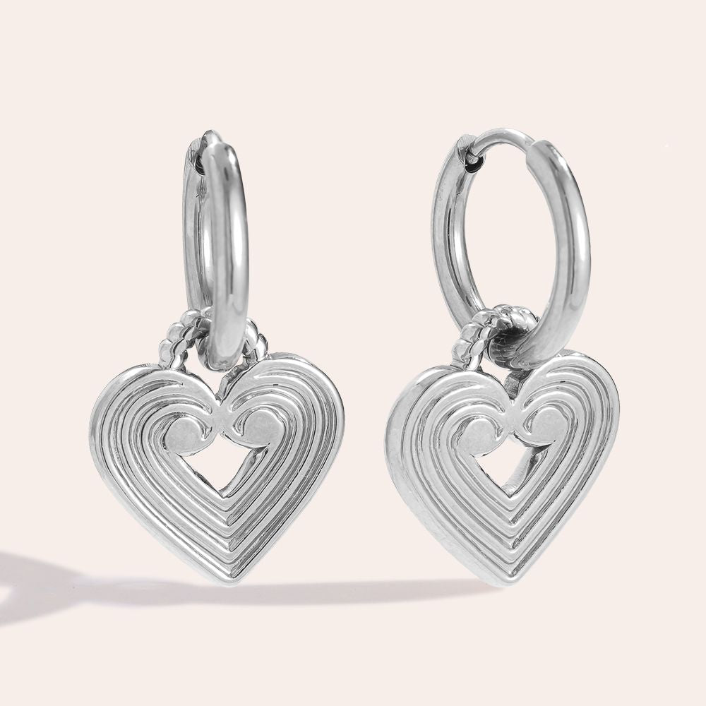 „Velasiraa“ Striped Heart Ohrringe