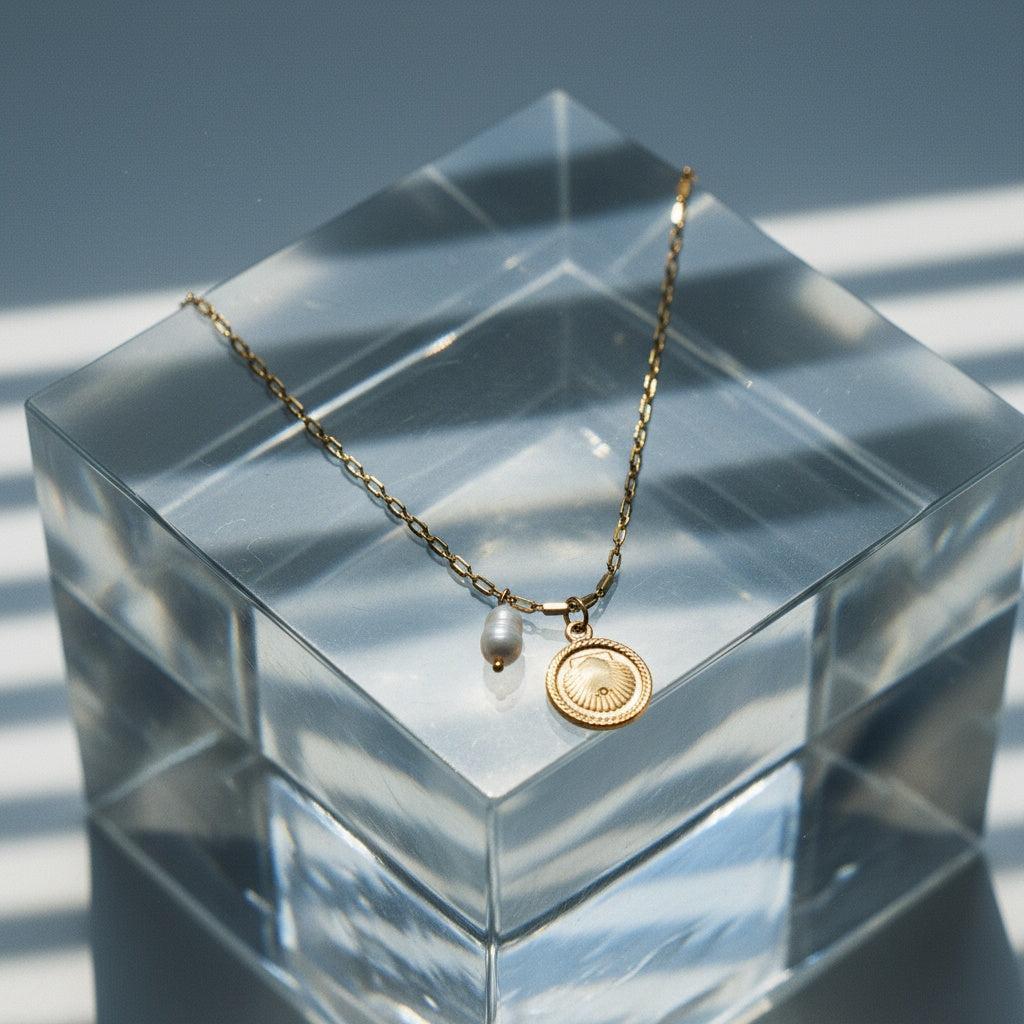 "Viranoraine" Pearl And Shell Shield Edelstahl Halskette