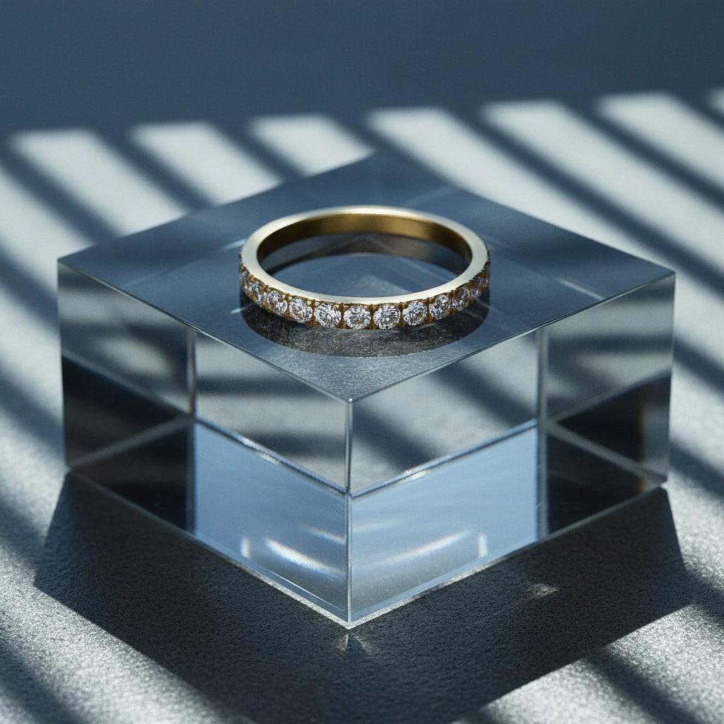 Vivarya - Goldfarbener Ring mit Similisteinbesatz
