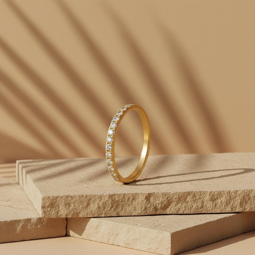 Vivarya - Goldfarbener Ring mit Similisteinbesatz