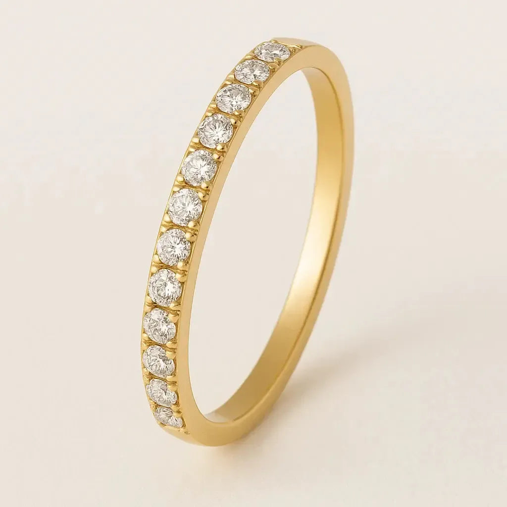 "Vivarya" – Goldfarbener Ring mit Similisteinbesatz