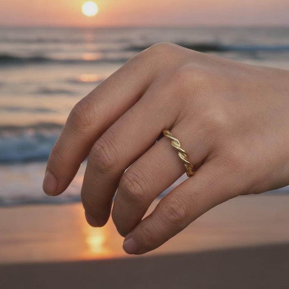 Ilanira - Fine Twist Ring