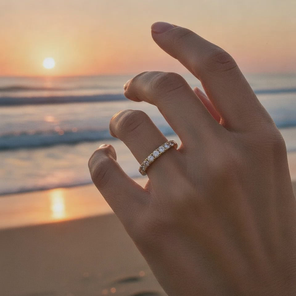 Vivarya - Goldfarbener Ring mit Similisteinbesatz