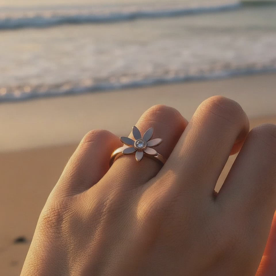Rosmira - Roségoldfarbener Ring mit floraler Blüte & Similistein